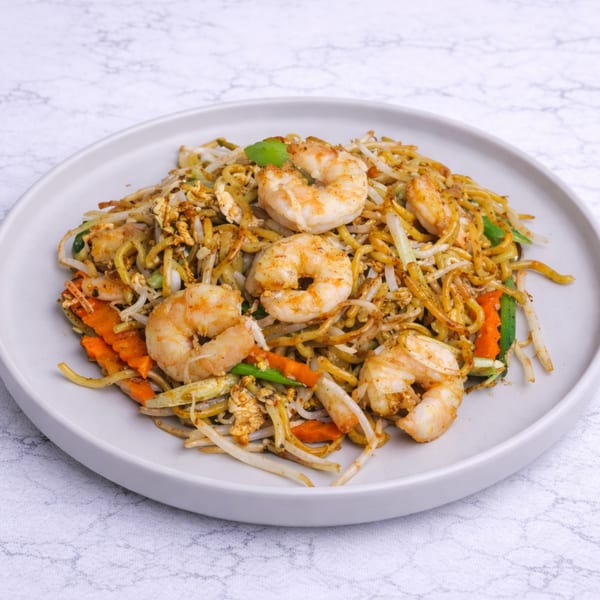 Linjee Thai's shrimp pad see ew with noodles, bean sprouts, carrots, and green onions.